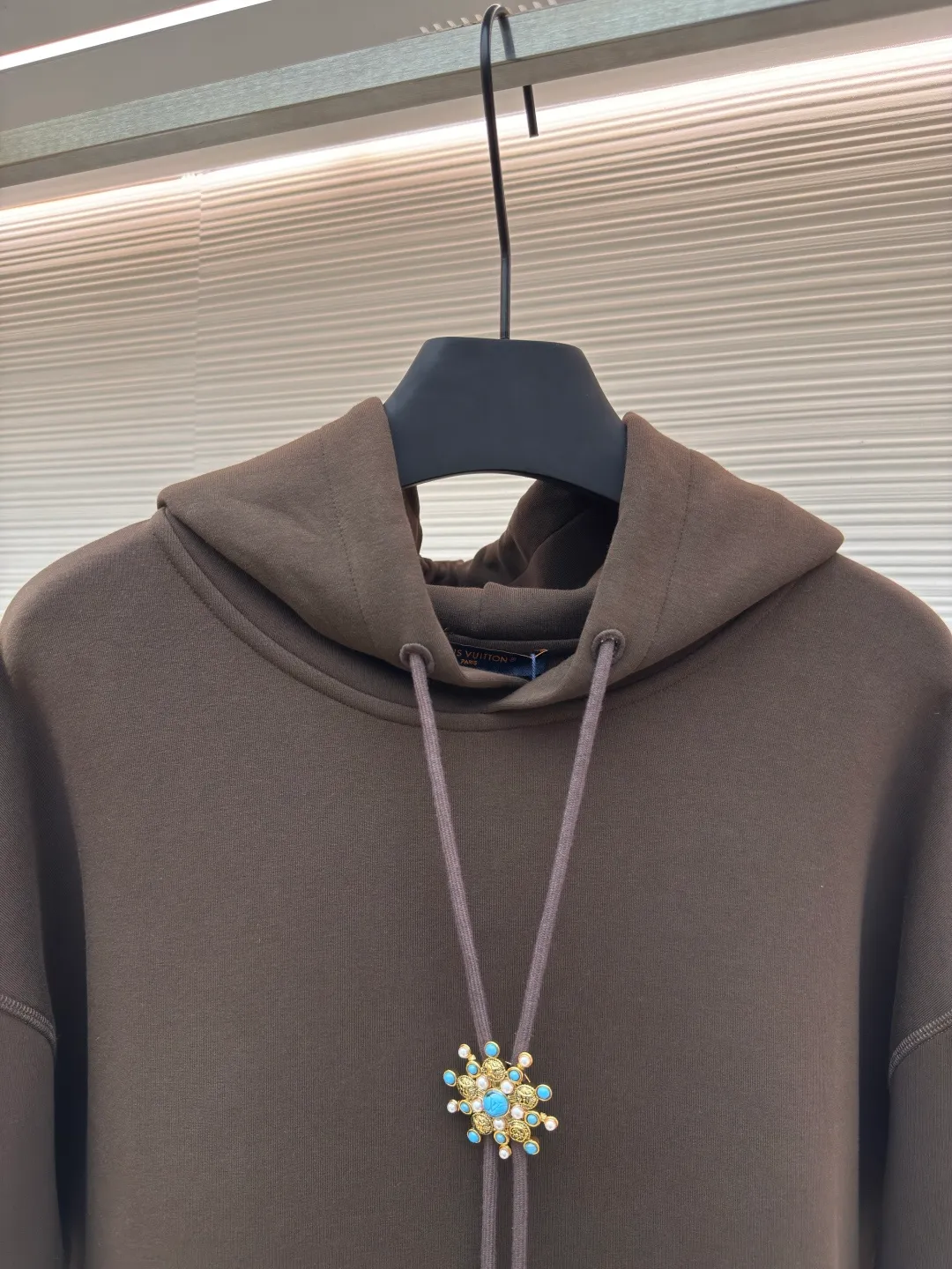 LOUIS VUITTON Sunflower copper sweatshirt ●Authentic product: purchased and developed by 17917 ●Item number: 1680241-B05 ●Fabric: double-sided plain weave fabric ●Technology: knitted ●Version: fitted version ●Weight: about 805 grams ●Size: XS-S-M-L ●Description: Made of nylon-cotton knitted double-sided plain fabric, weight 350g. Three styles of hardware were custom-made from the mold. All were made of aluminum alloy materials. The barrel plating process electroplated antique gold. The inside of the flower on the hat rope was inlaid with hand-made glue. The surface of the turquoise flat buckle was hand-painted and then a blower blew the paint away. Then it was sealed with a high-gloss transparent glaze. The overall vision has a halo effect. The middle letters are aligned in the middle. The front pockets are hand-sewn on the letter sign. The overall workmanship is very complicated. The embroidery is made with heat-capacitive glue, which needs to be ironed to ensure quality. The checkerboard pattern needs to be positioned correctly, so it is very fast. Each process of the entire garment is slow and time-consuming.